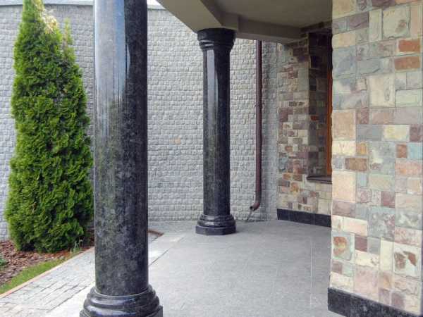 Декорированные колонны из гранита